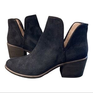 Hinge sz 7 black suede ankle booties